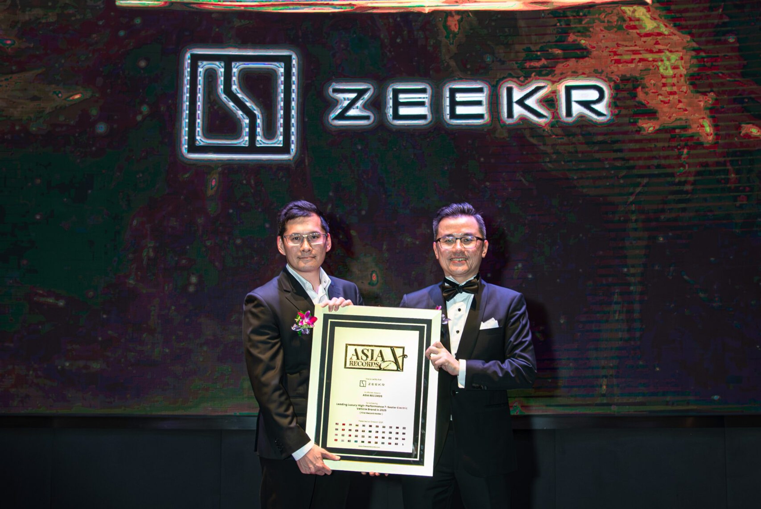 极氪(Zeekr)荣获亚洲纪录认证 —— 荣膺"2025年豪华高性能7座电动车领先品牌"殊荣
